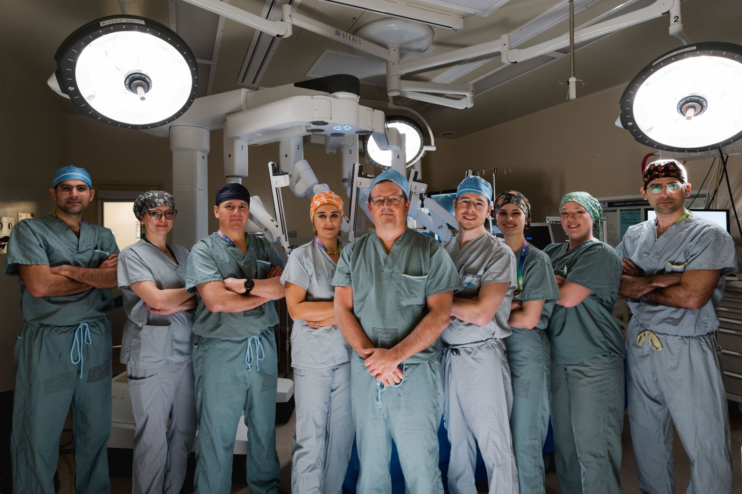 Surgeons & Nurses with the donation funded da Vinci Surgical robot